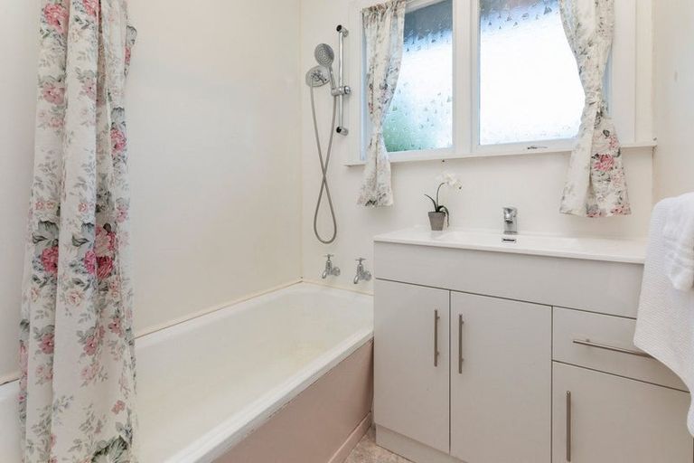 Photo of property in 120 Grimseys Road, Redwood, Christchurch, 8051