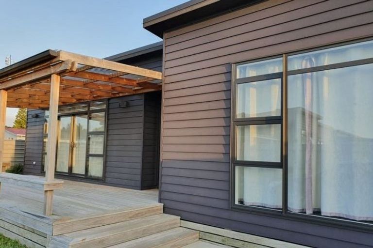 Photo of property in 46 Exeter Crescent, Takaro, Palmerston North, 4412