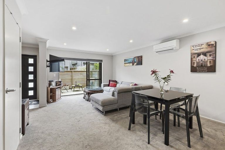 Photo of property in 19 Brindle Way, Newlands, Wellington, 6037