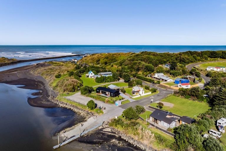 Photo of property in 9 Beach Road, Patea, 4520