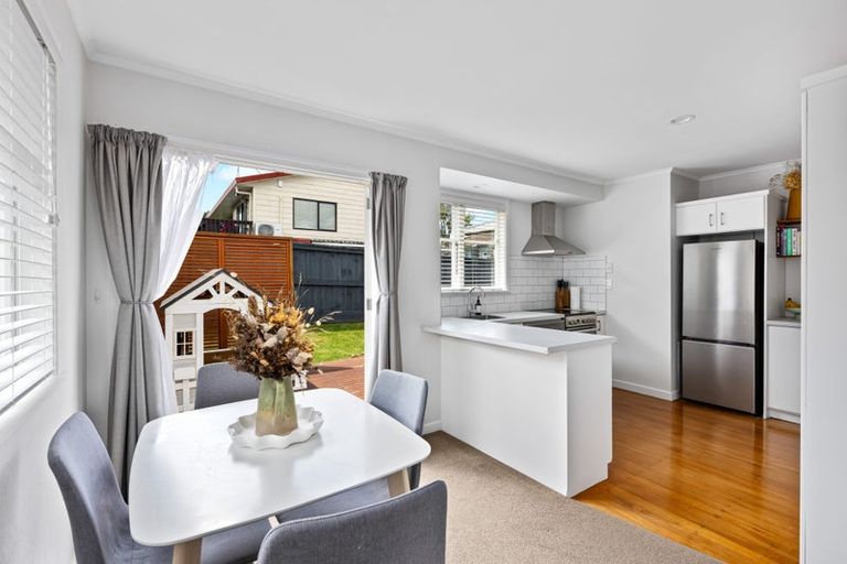 Photo of property in 15 Gill Avenue, Te Atatu Peninsula, Auckland, 0610