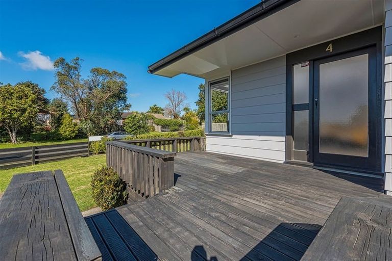 Photo of property in 4 Pipitea Place, Massey, Auckland, 0614
