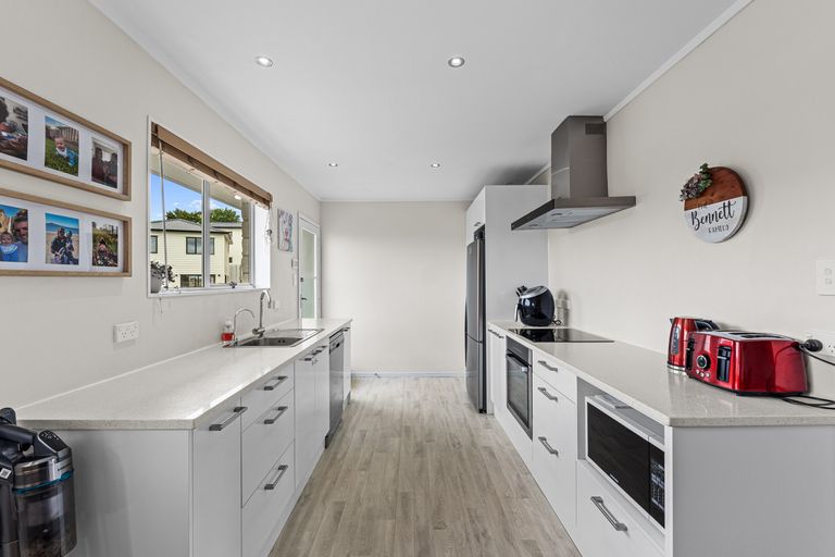 Photo of property in 2/31 Pakira Avenue, Glendene, Auckland, 0602