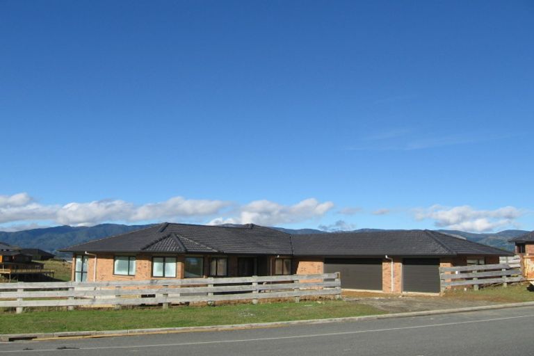 Photo of property in 3 Grace Nicholls Grove, Riverstone Terraces, Upper Hutt, 5018