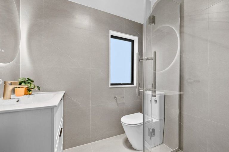 Photo of property in 6/18 Albert Road, Kelston, Auckland, 0602