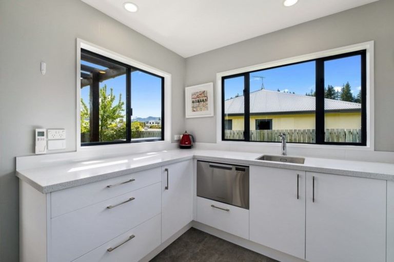 Photo of property in 17 Kings Drive, Wanaka, 9305