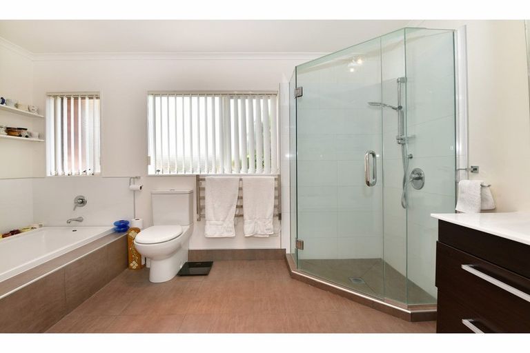 Photo of property in 110 Lakeside Drive, Orewa, 0931