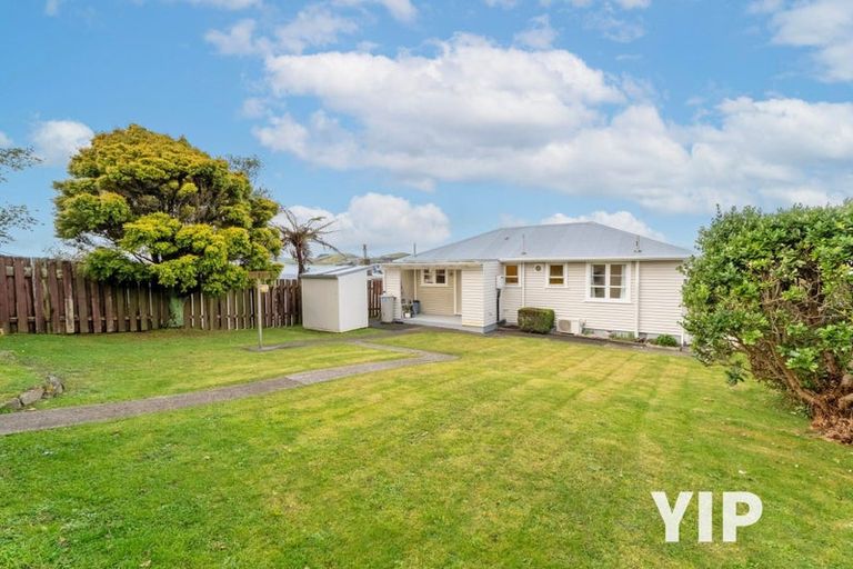 Photo of property in 62 Ruskin Road, Newlands, Wellington, 6037