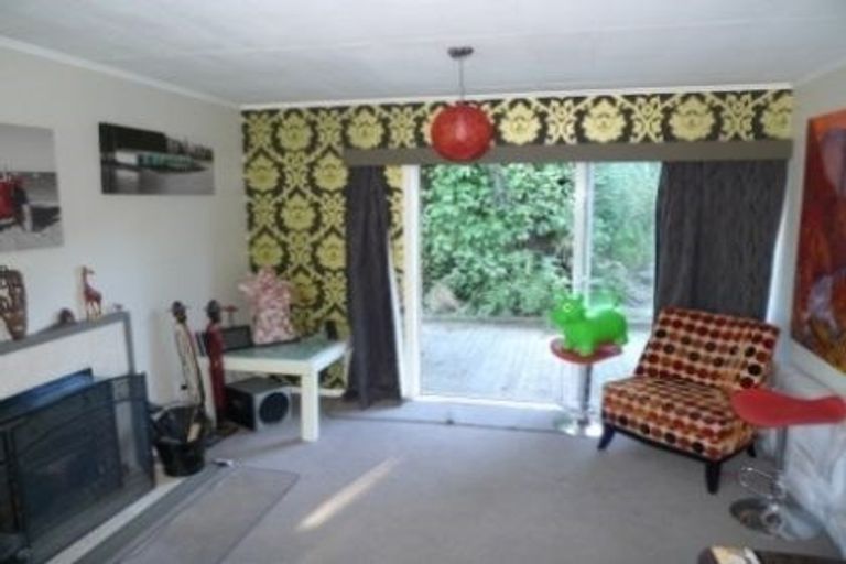 Photo of property in 92 Ruskin Road, Newlands, Wellington, 6037