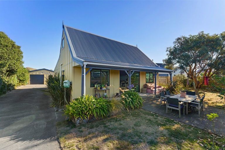 Photo of property in 6 James Street, Waikawa Beach, Levin, 5573