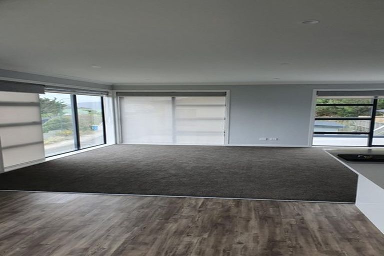 Photo of property in 9a Grumman Lane, Newlands, Wellington, 6037