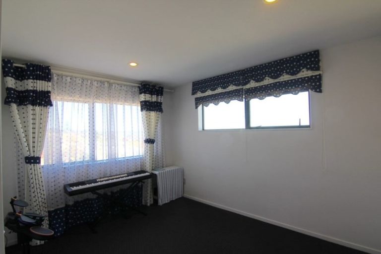 Photo of property in 69 Kirikiri Drive, Papakura, 2110
