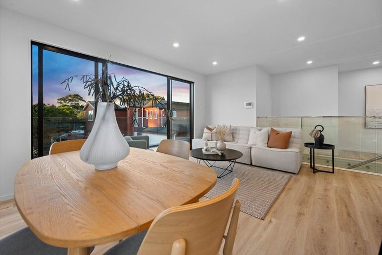 Photo of property in 3b Dawnhaven Drive, Te Atatu Peninsula, Auckland, 0610