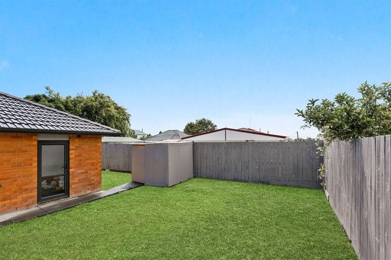 Photo of property in 15a Rixon Place, Te Atatu Peninsula, Auckland, 0610