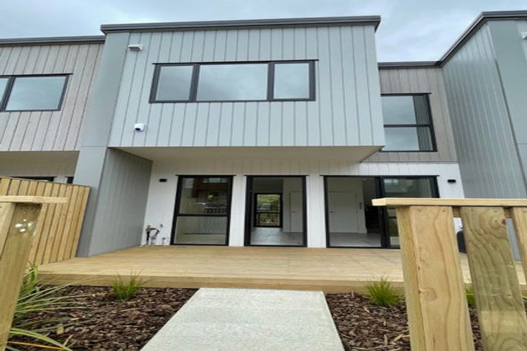 Photo of property in 152 Tiriwa Drive, Massey, Auckland, 0614