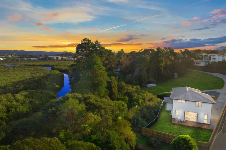 Photo of property in 122d Matipo Road, Te Atatu Peninsula, Auckland, 0610