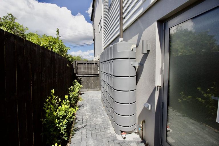 Photo of property in 2/94 Target Road, Totara Vale, Auckland, 0629