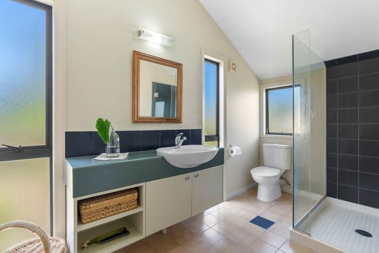 Photo of property in 1/230 East Coast Road, Forrest Hill, Auckland, 0620