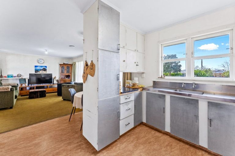 Photo of property in 92 Gloria Avenue, Te Atatu Peninsula, Auckland, 0610