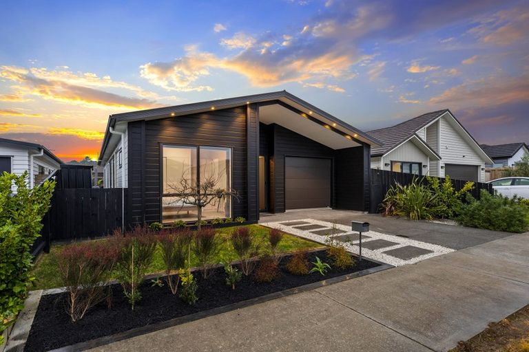 Photo of property in 29 Lumbarda Drive, Kumeu, 0810