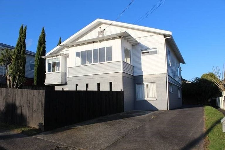 Photo of property in 1/16 Wernham Place, Northcote, Auckland, 0626