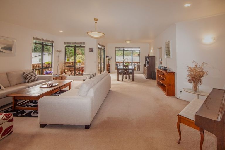 Photo of property in 16 Wantwood Grove, Churton Park, Wellington, 6037