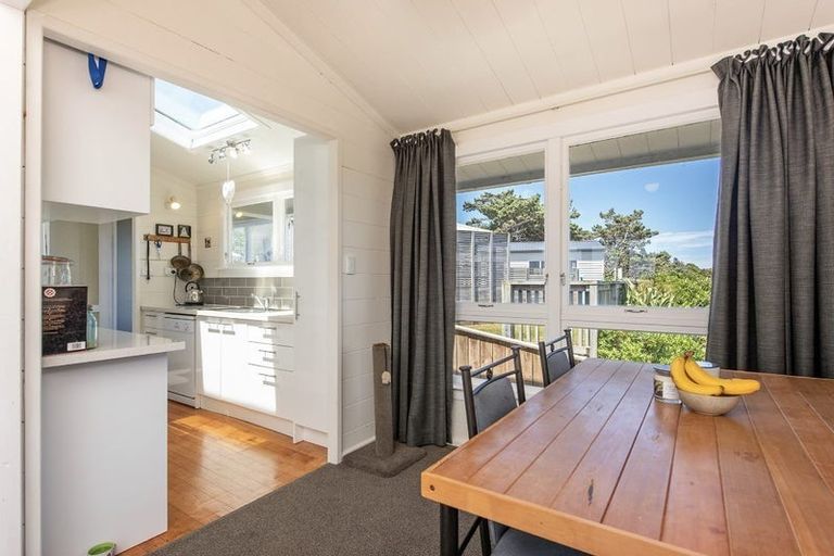 Photo of property in 15 Dunmail Way, Newlands, Wellington, 6037