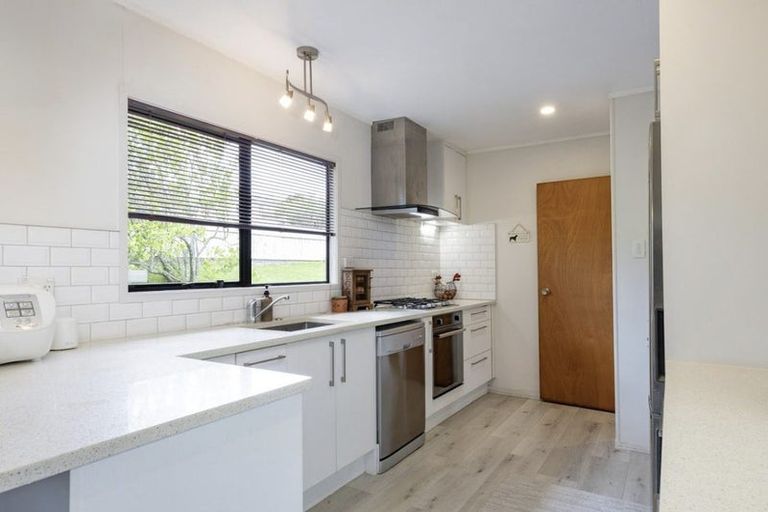 Photo of property in 32 Moire Road, Massey, Auckland, 0614