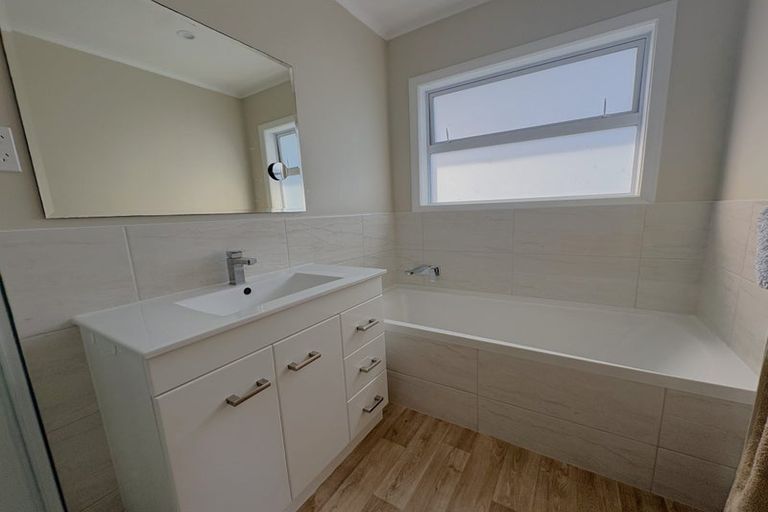 Photo of property in 5 Oakleigh Street, Maungaraki, Lower Hutt, 5010