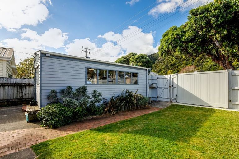 Photo of property in 64 Oroua Street, Eastbourne, Lower Hutt, 5013