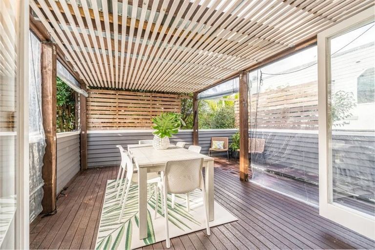 Photo of property in 1/7 Arahia Street, Northcote, Auckland, 0627