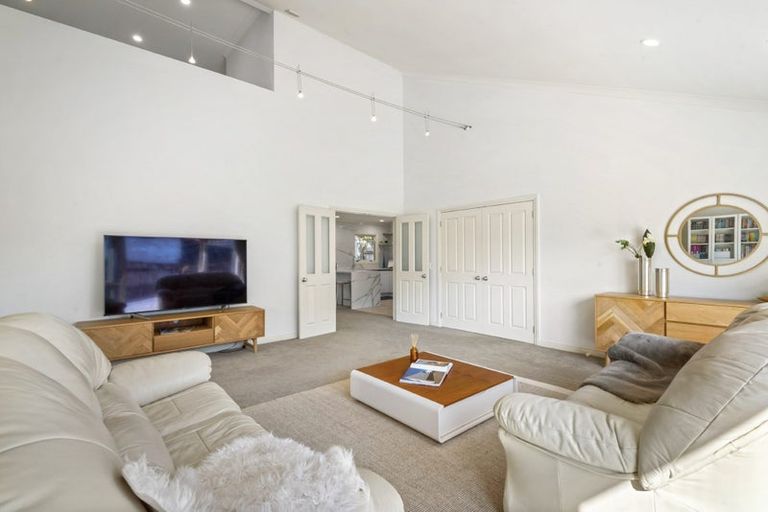 Photo of property in 16 Oakway Drive, Schnapper Rock, Auckland, 0632