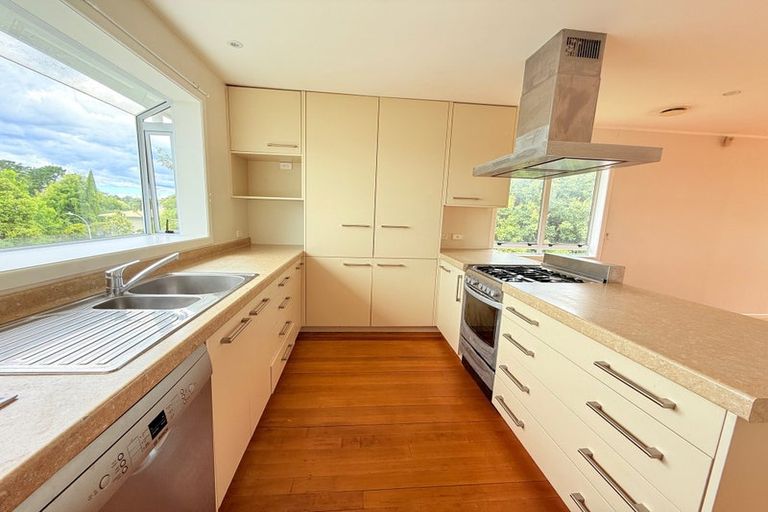 Photo of property in 4 La Trobe Street, Pakuranga Heights, Auckland, 2010