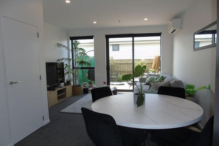 Photo of property in 62u3 Spenmoor Street, Newlands, Wellington, 6037