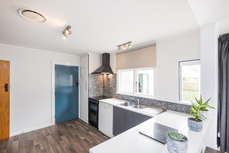 Photo of property in 19 Featherston Street, Takaro, Palmerston North, 4412