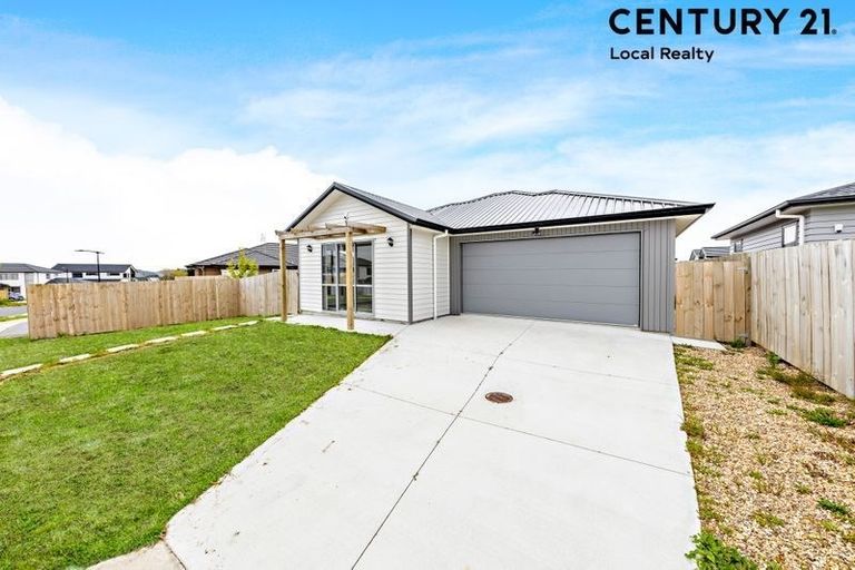 Photo of property in 1 Huahua Crescent, Papakura, 2110