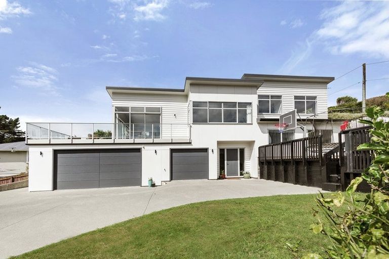 Photo of property in 32a Tawa Terrace, Tawa, Wellington, 5028