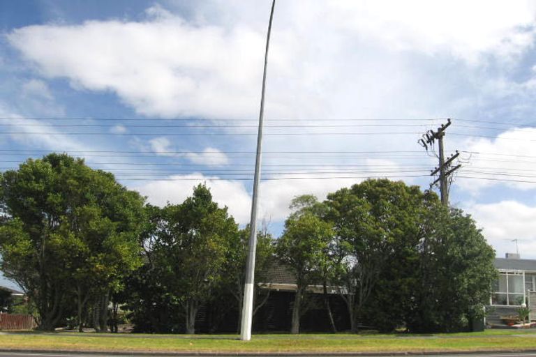 Photo of property in 1/292 East Coast Road, Forrest Hill, Auckland, 0620