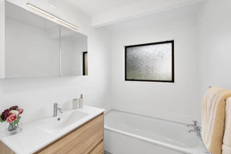 Photo of property in 2/5 Hanlon Crescent, Narrow Neck, Auckland, 0624