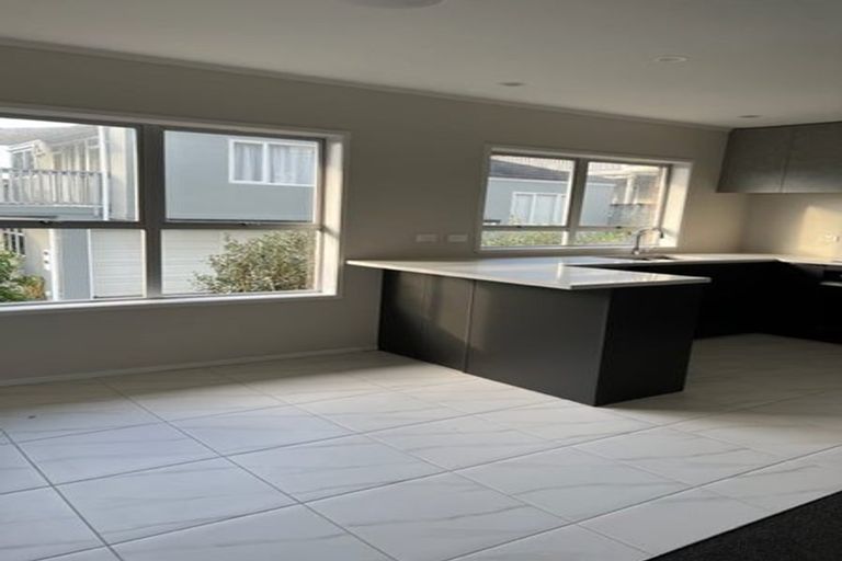 Photo of property in 53 Onewa Road, Northcote, Auckland, 0627