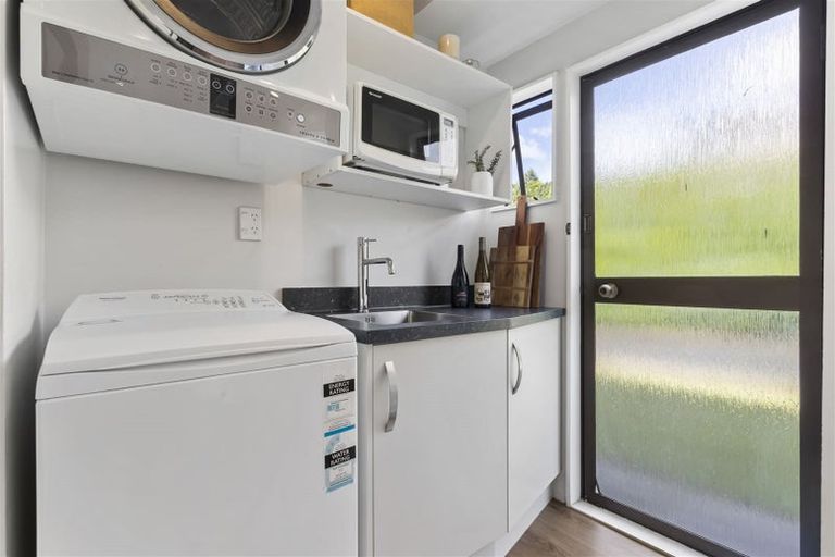 Photo of property in 8 Brookfield Road, Te Atatu Peninsula, Auckland, 0610