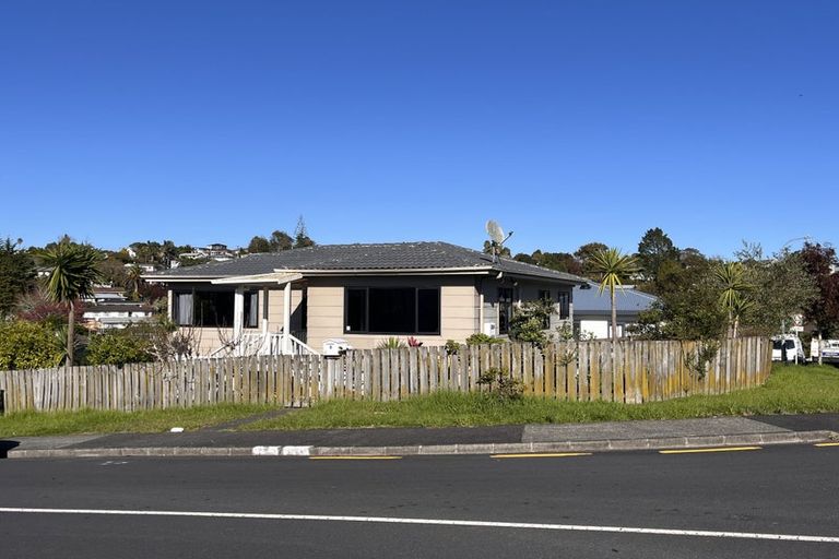 Photo of property in 1 Loughanure Place, Massey, Auckland, 0614