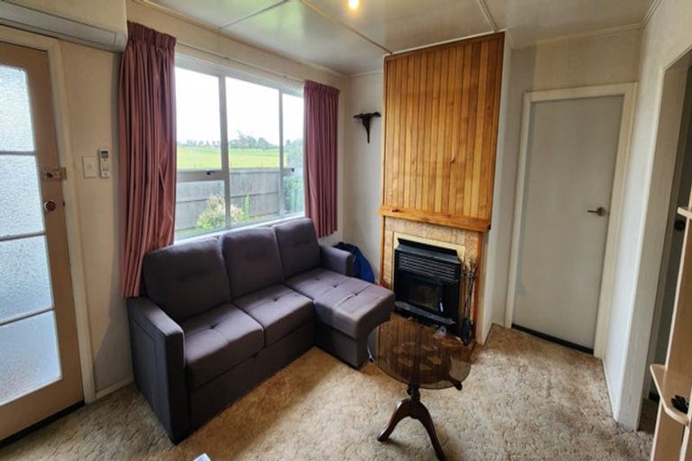 Photo of property in 17 Kairau Road West, Sentry Hill, New Plymouth, 4373