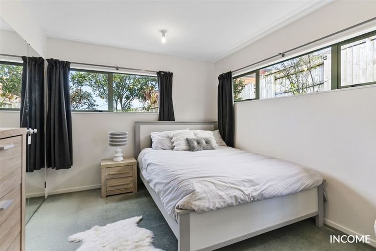 Photo of property in 11 Mannikin Place, Unsworth Heights, Auckland, 0632