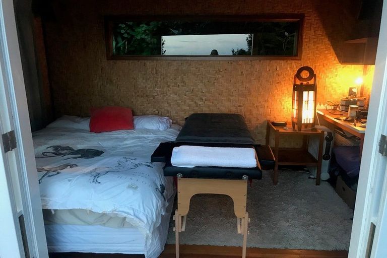 Photo of property in 10 Cave Road, Houghton Bay, Wellington, 6023