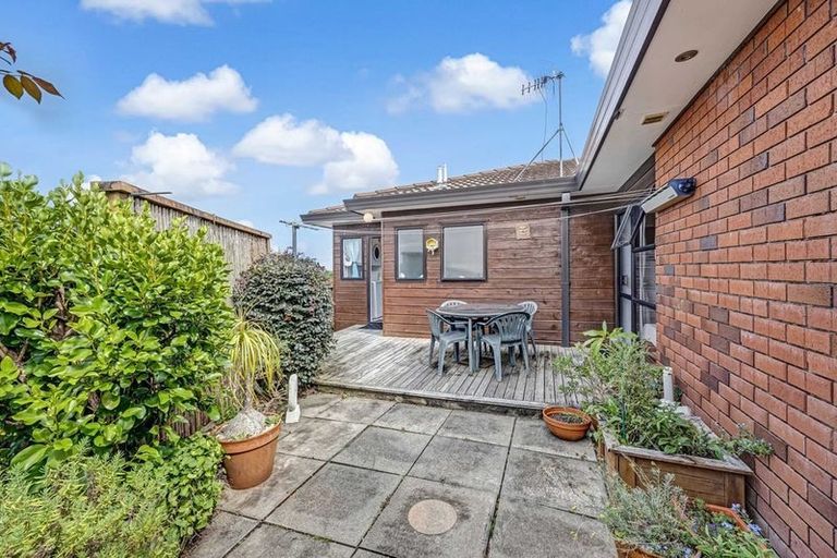 Photo of property in 1/11 Bernleigh Terrace, West Harbour, Auckland, 0618