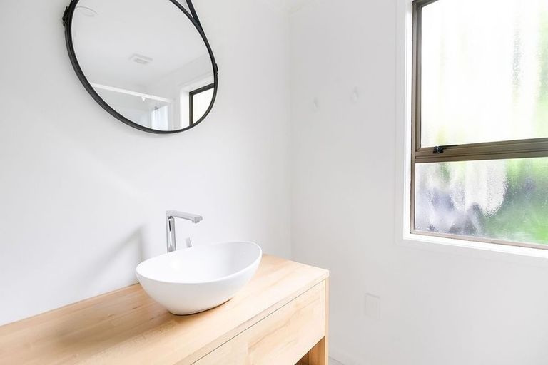 Photo of property in 2/8 Lydia Avenue, Northcote, Auckland, 0627