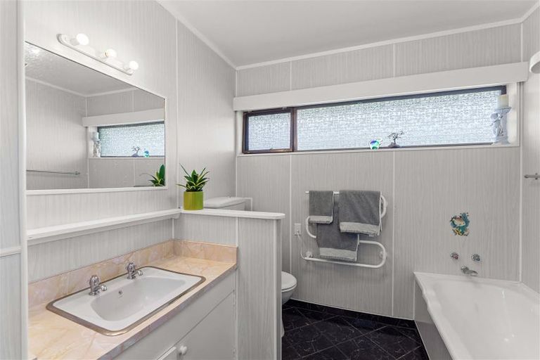 Photo of property in 1 Miro Street, Waikanae, 5036