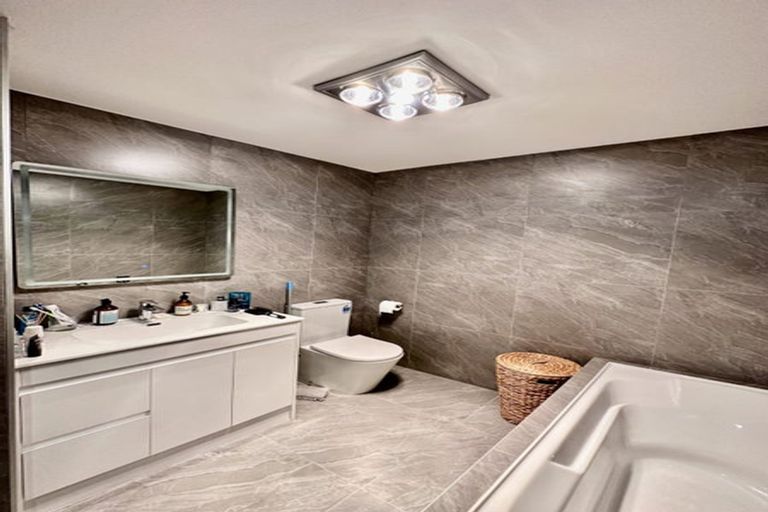 Photo of property in 2b Kororo Street, Northcote, Auckland, 0627