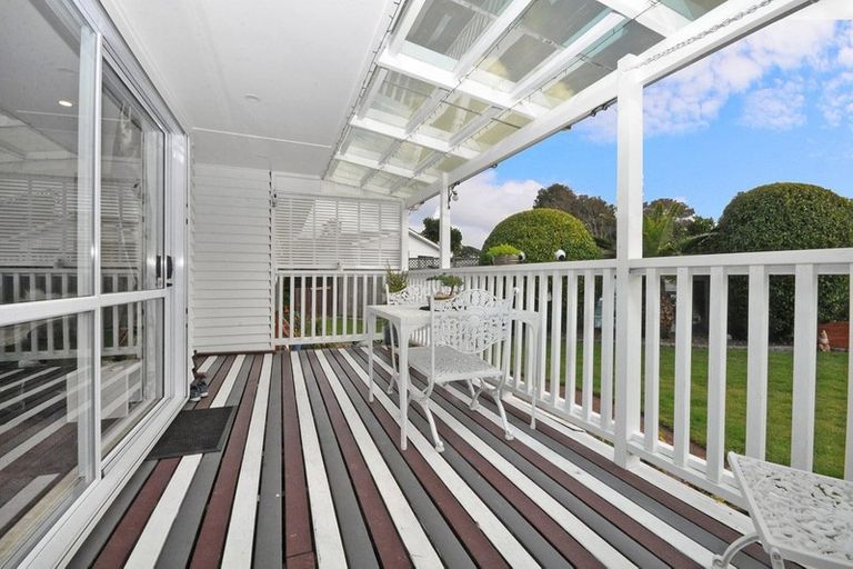 Photo of property in 27 Clinton Avenue, Te Atatu Peninsula, Auckland, 0610